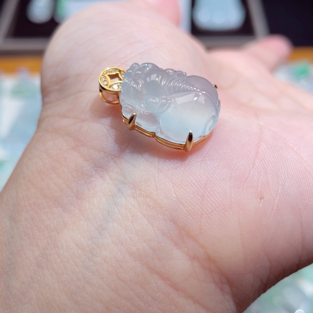 颈饰18K金镶嵌翡翠金蟾吊坠