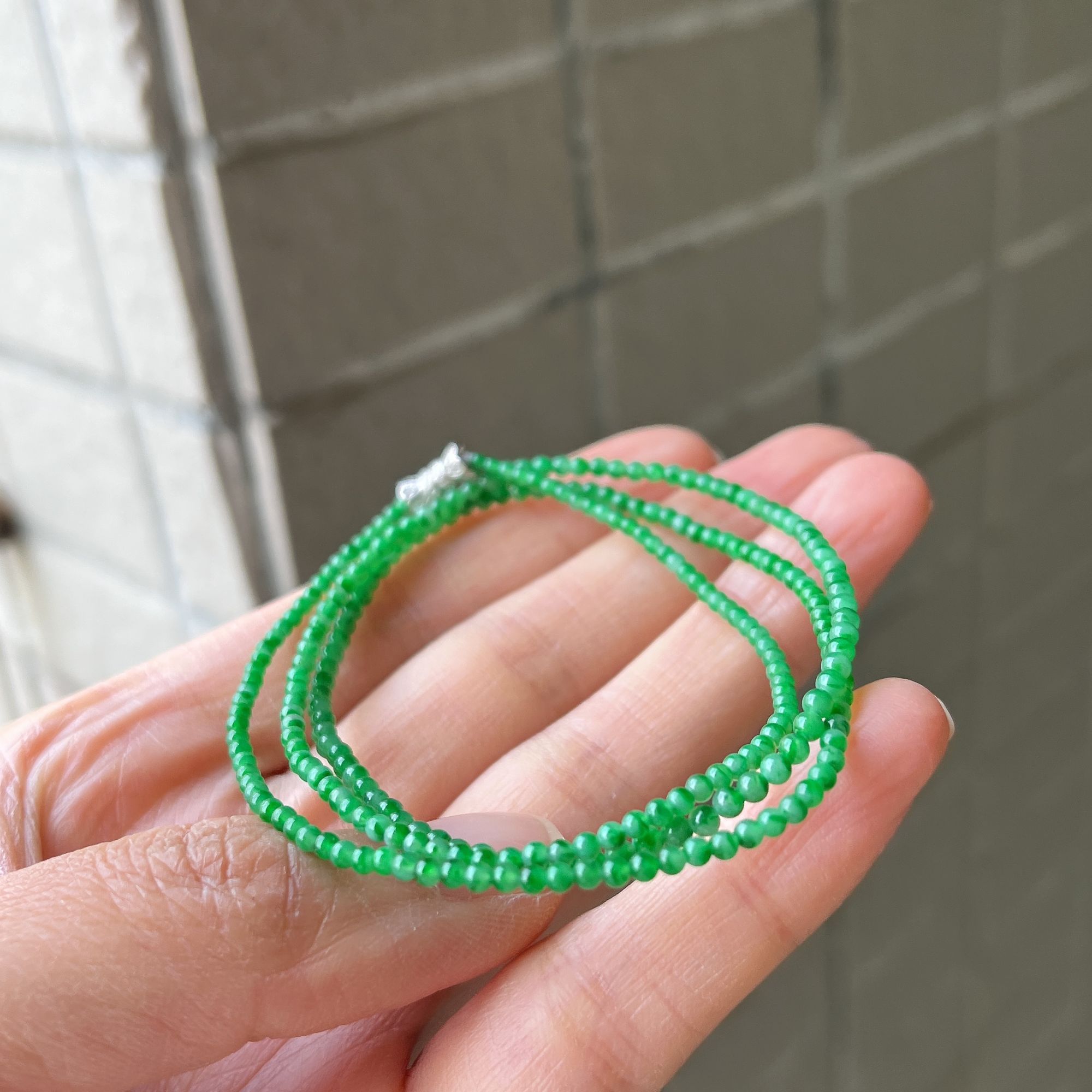 小米珠辣绿翡翠项链（中间白色绳子，卡2.2-2.5毫米）颜色很好，很小