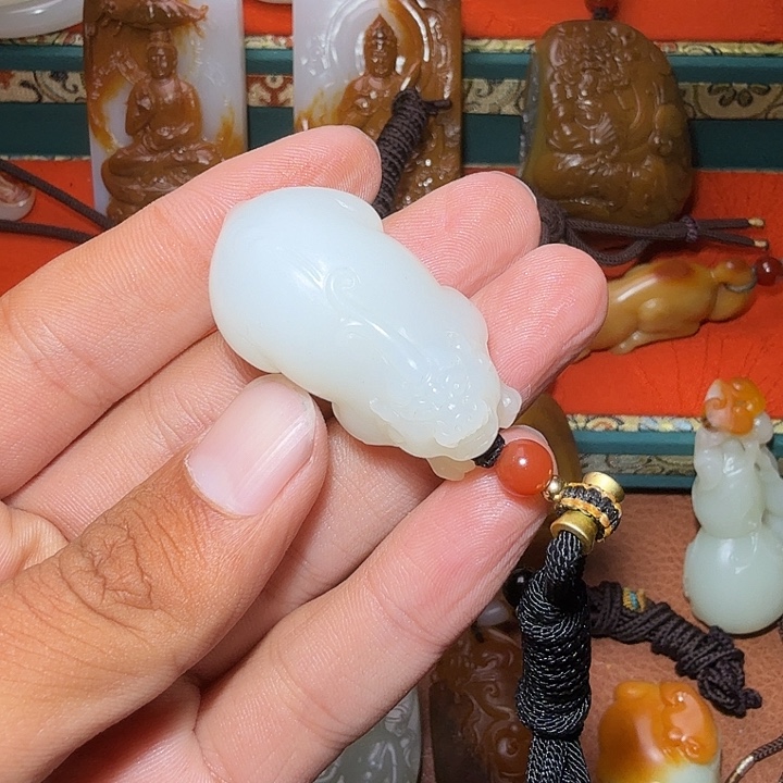 匆***年和田玉未镶嵌颈饰