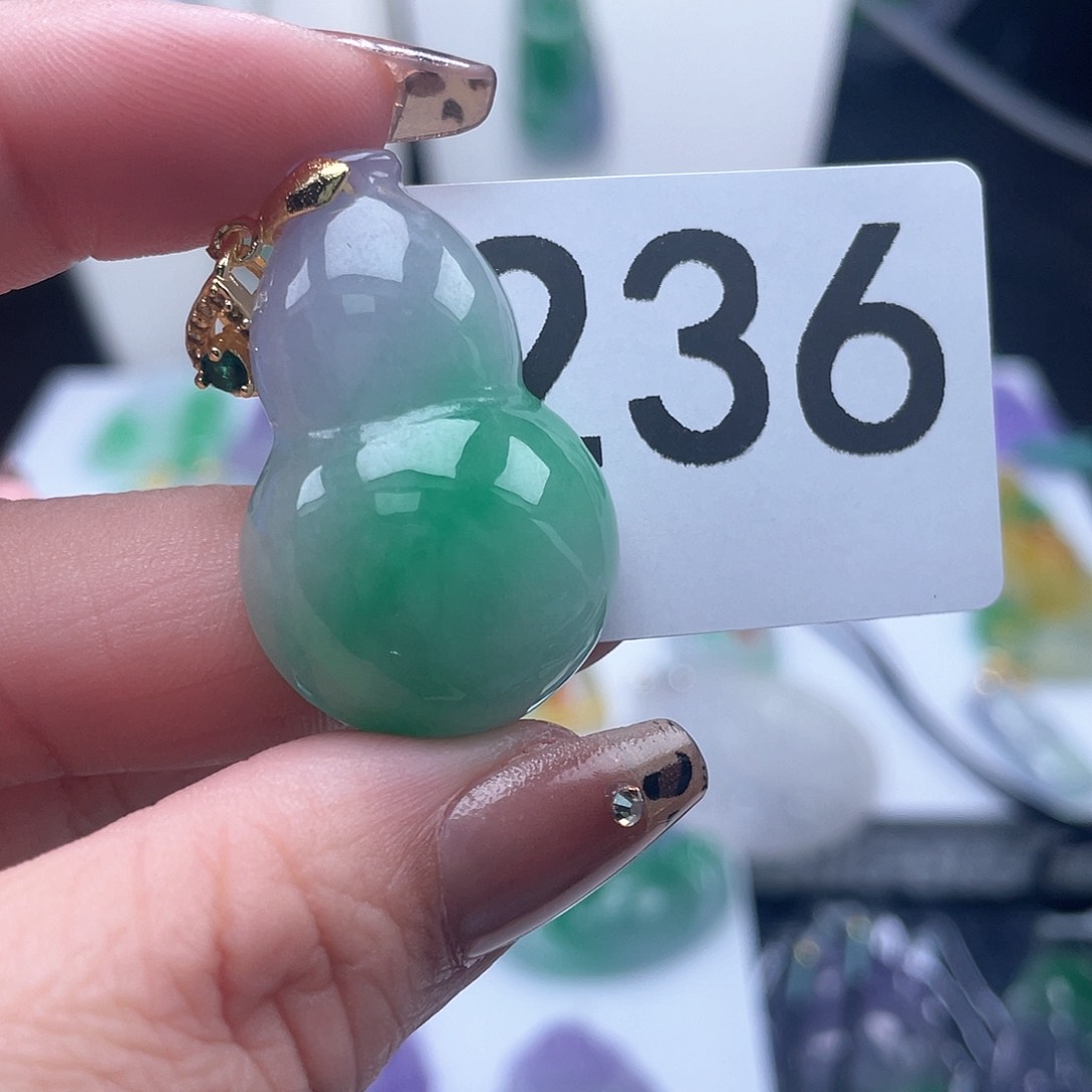 翡翠吊坠(赠链)未镶嵌