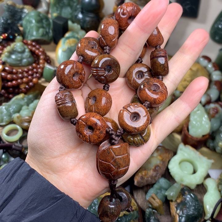 岫岩河磨玉（透闪石质玉）手持未镶嵌