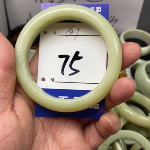 蛇纹石玉手镯未镶嵌