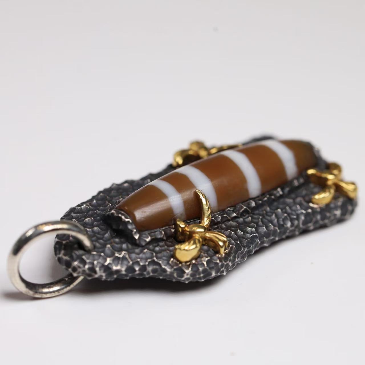 1.棕色系七线古珠镶嵌吊坠