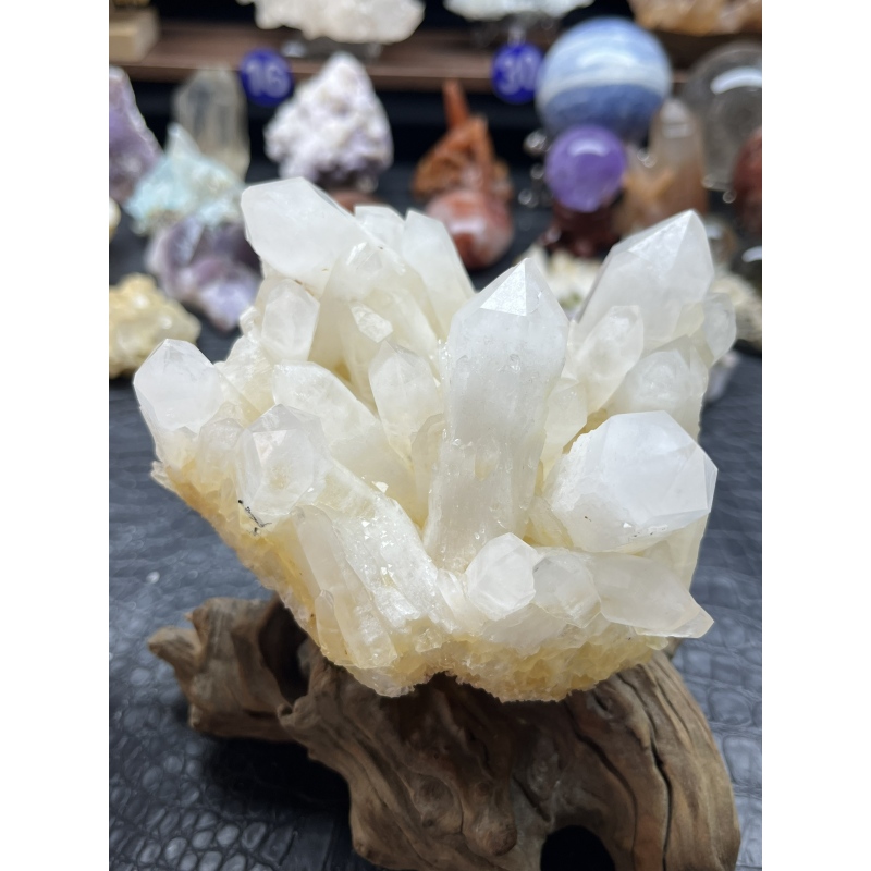 奶呼呼菠萝白水晶簇根根包裹隐山