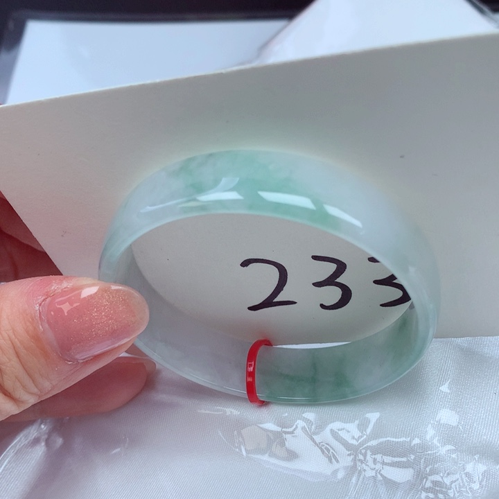 翡翠手镯未镶嵌翡翠