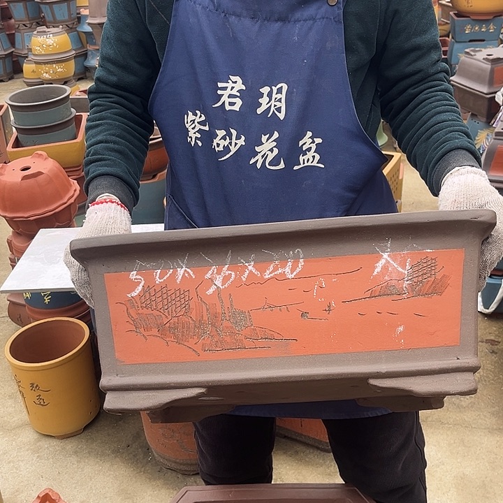 紫砂花盆中放了很多水果