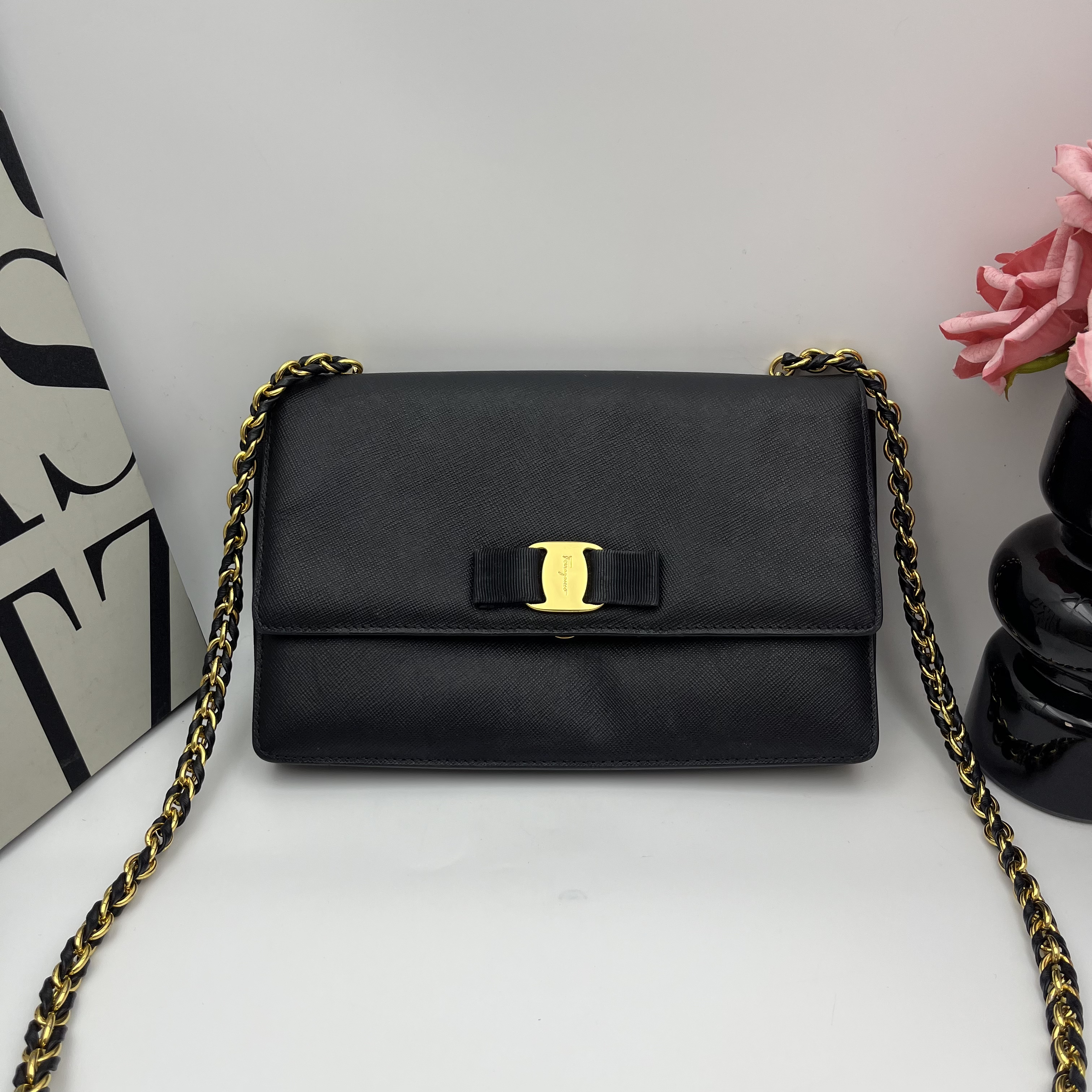 95新 FERRAGAMO/菲拉格慕 菲拉格慕 压花牛皮黑色斜挎包 xy 9015