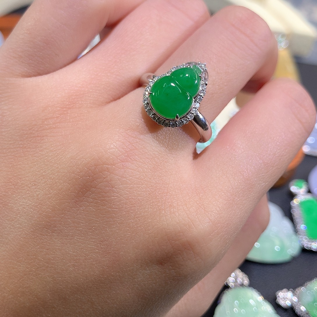 兜***洋翡翠18K金镶嵌颈饰浓阳绿葫芦