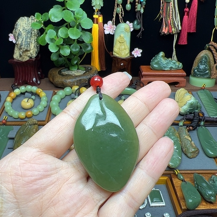 透闪石质玉未镶嵌颈饰