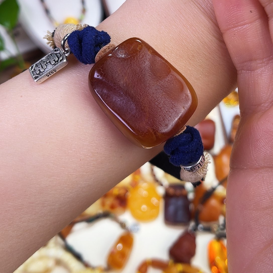 琥珀珠宝奇石未镶嵌。