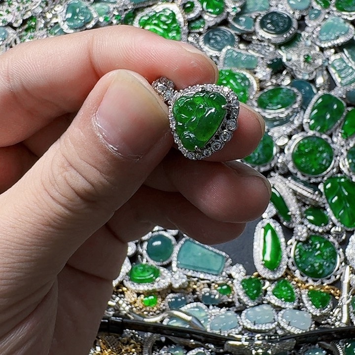 翡翠颈饰未镶嵌天然A货翡翠放漏