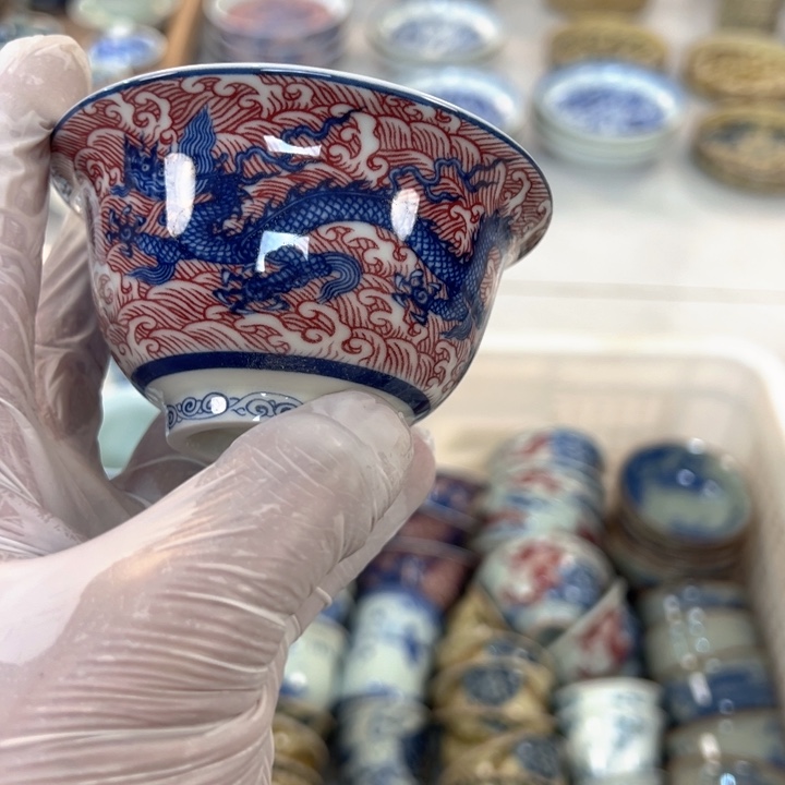 瓷片白青花釉里红海水龙压手杯主人杯