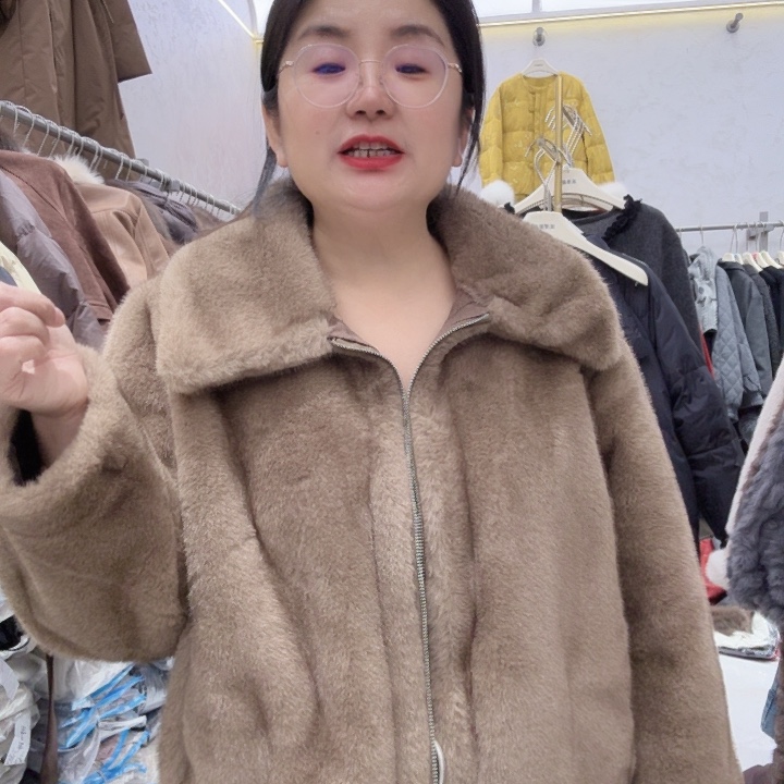 浅咖色90斤，穿到140斤之