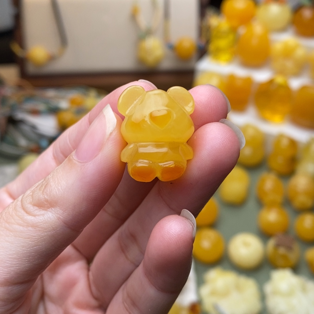 燕***9琥珀未镶嵌颈饰小熊