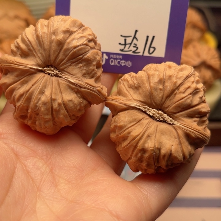 吊坠文玩核桃依**金文玩核桃16