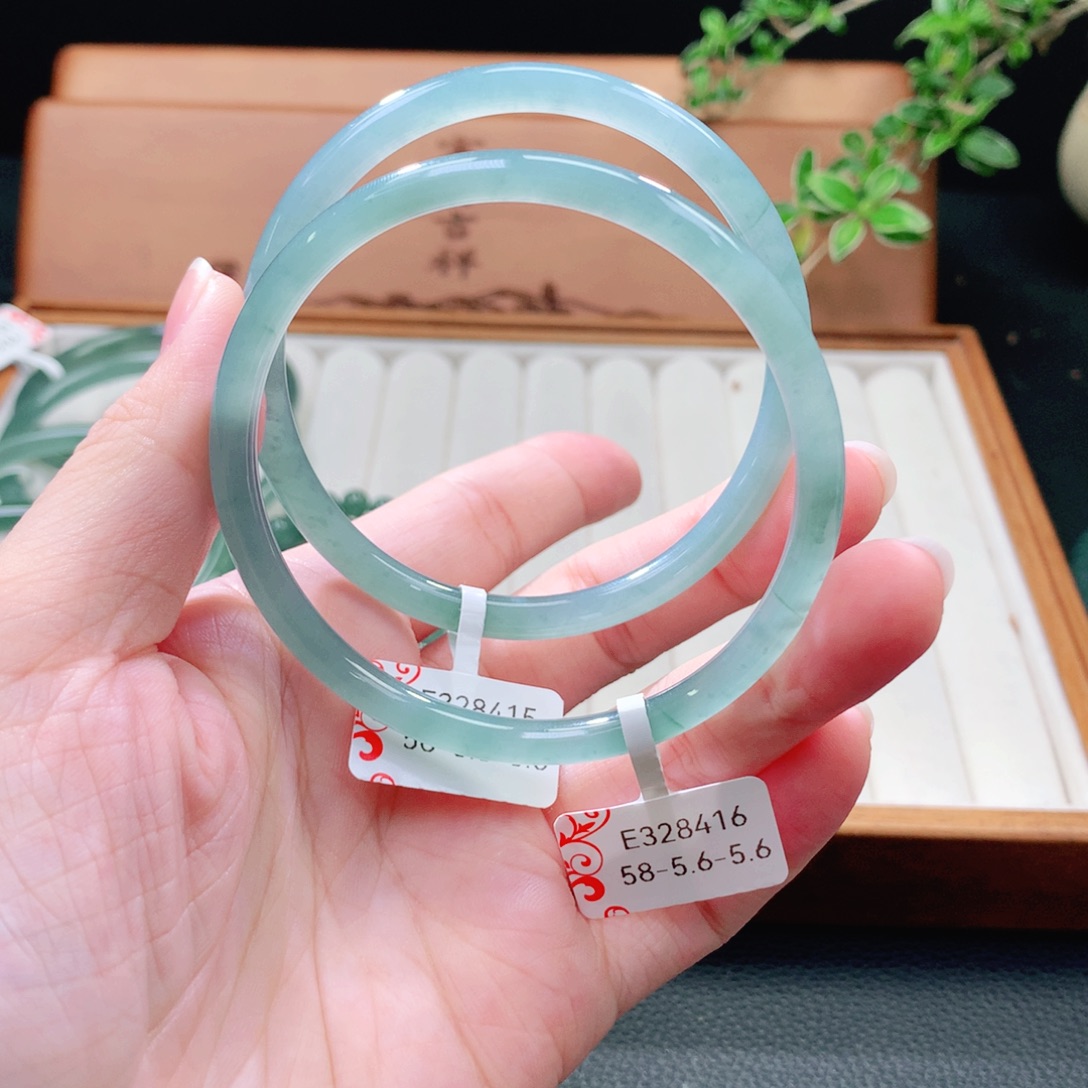 未镶嵌手镯（圆镯）翡翠