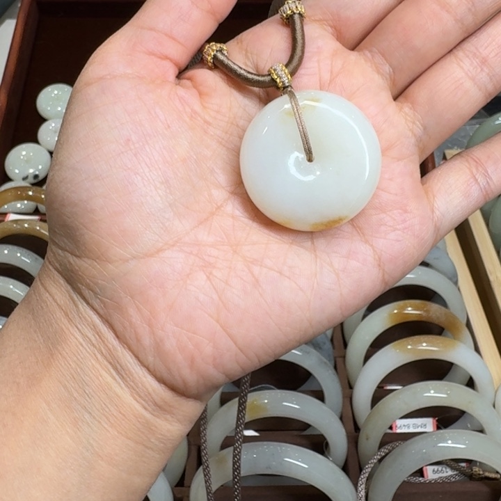 瑶***士和田玉（糖玉）未镶嵌手镯