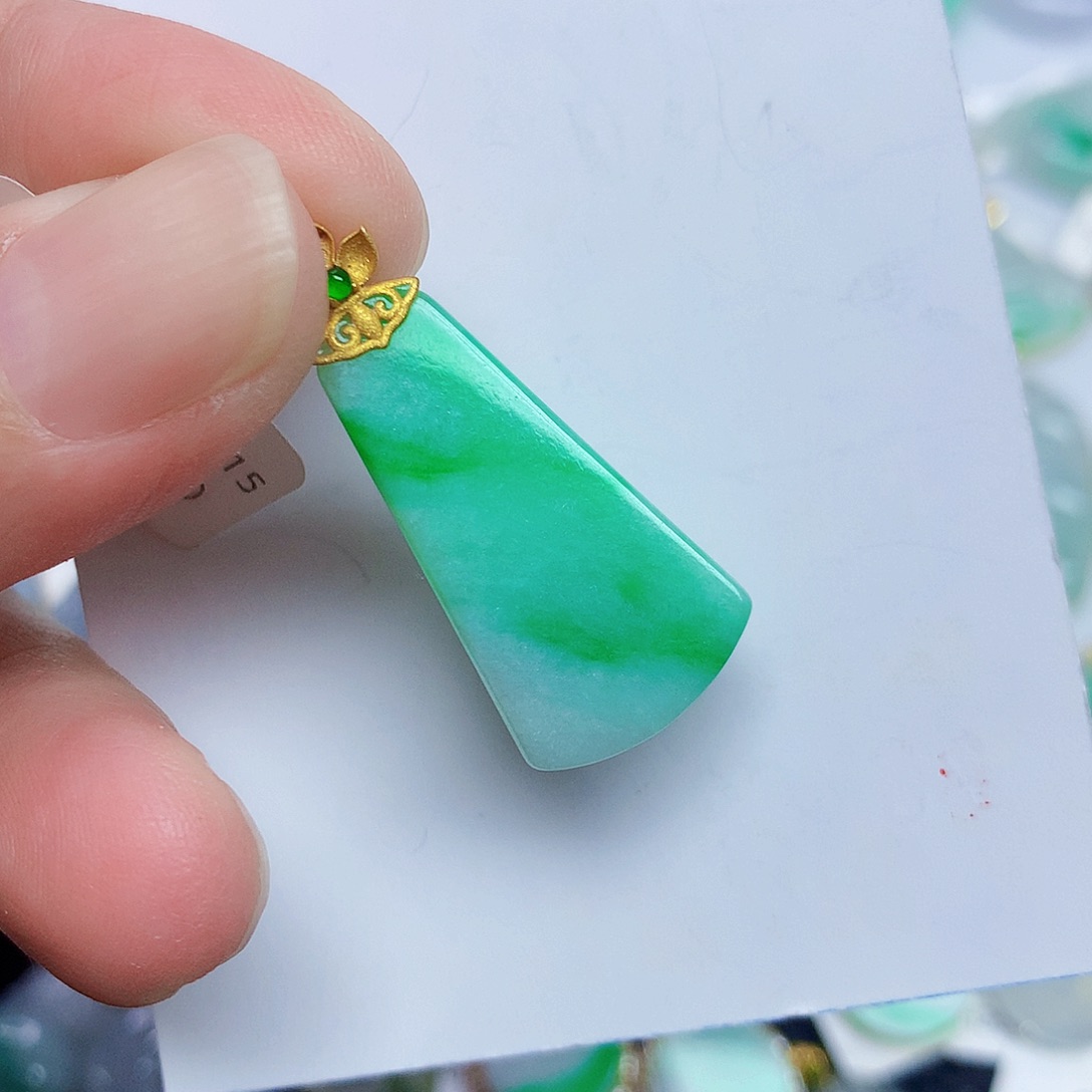 翡翠18K金镶嵌颈饰36777