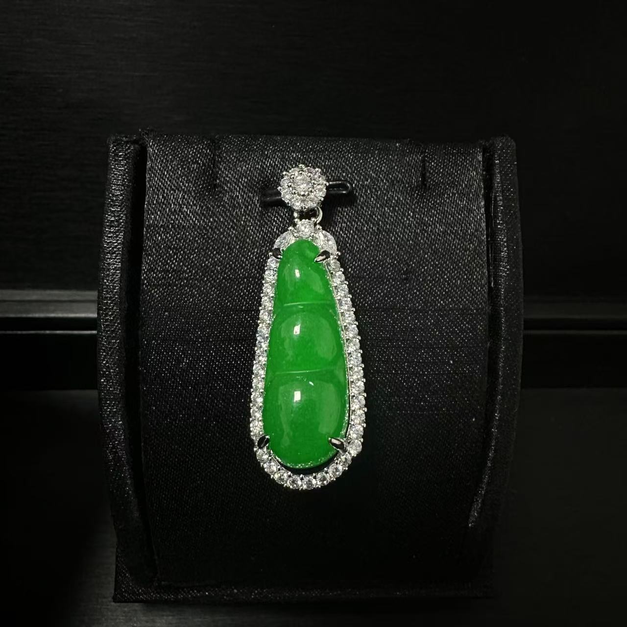 天然缅甸A货满绿福豆吊坠XC012010