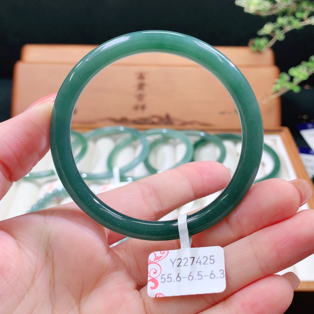 翡翠手镯未镶嵌天然