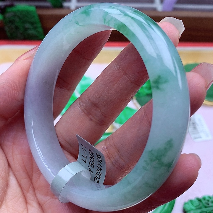 翡翠手镯未镶嵌翡翠