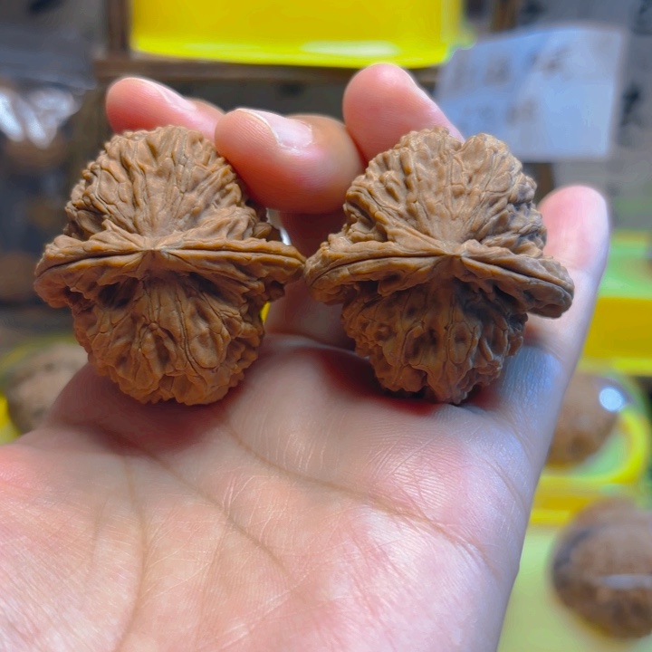 文玩核桃吊坠白狮子