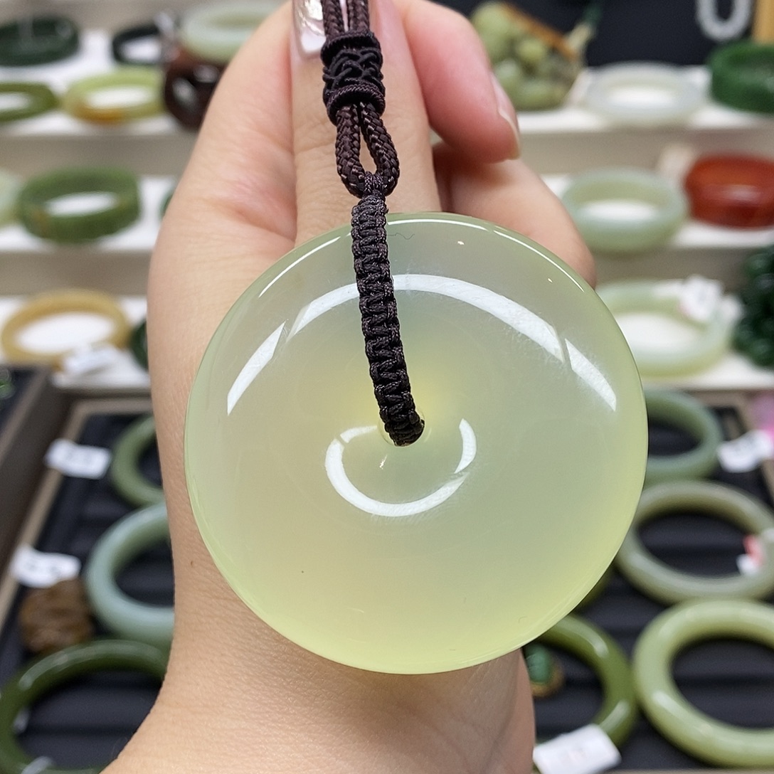 岫玉未镶嵌颈饰平安扣