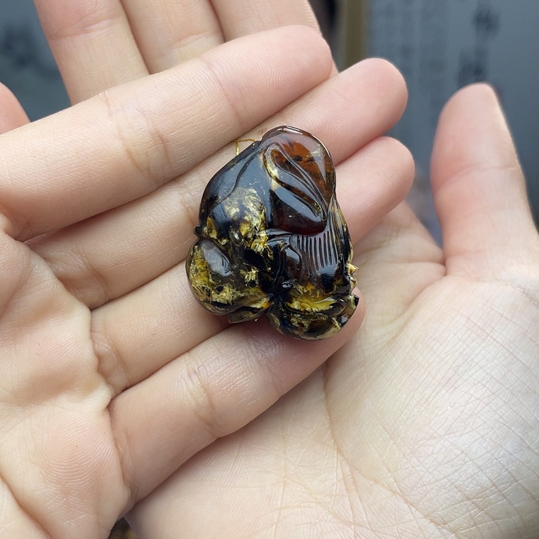 琥珀裸石未镶嵌行*雕刻件吊坠