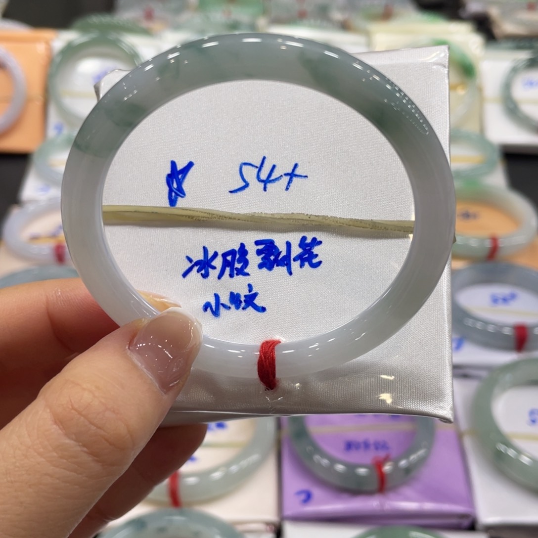 翡翠手镯未镶嵌翡翠