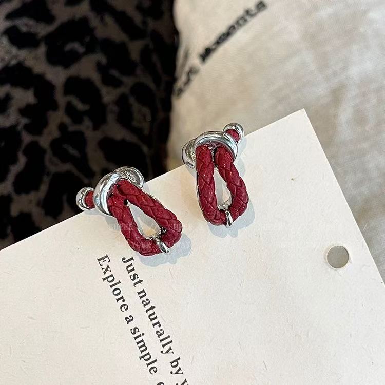 铜合金耳饰 安可拉红色皮质打结耳钉女耳环小众设计感个性耳饰