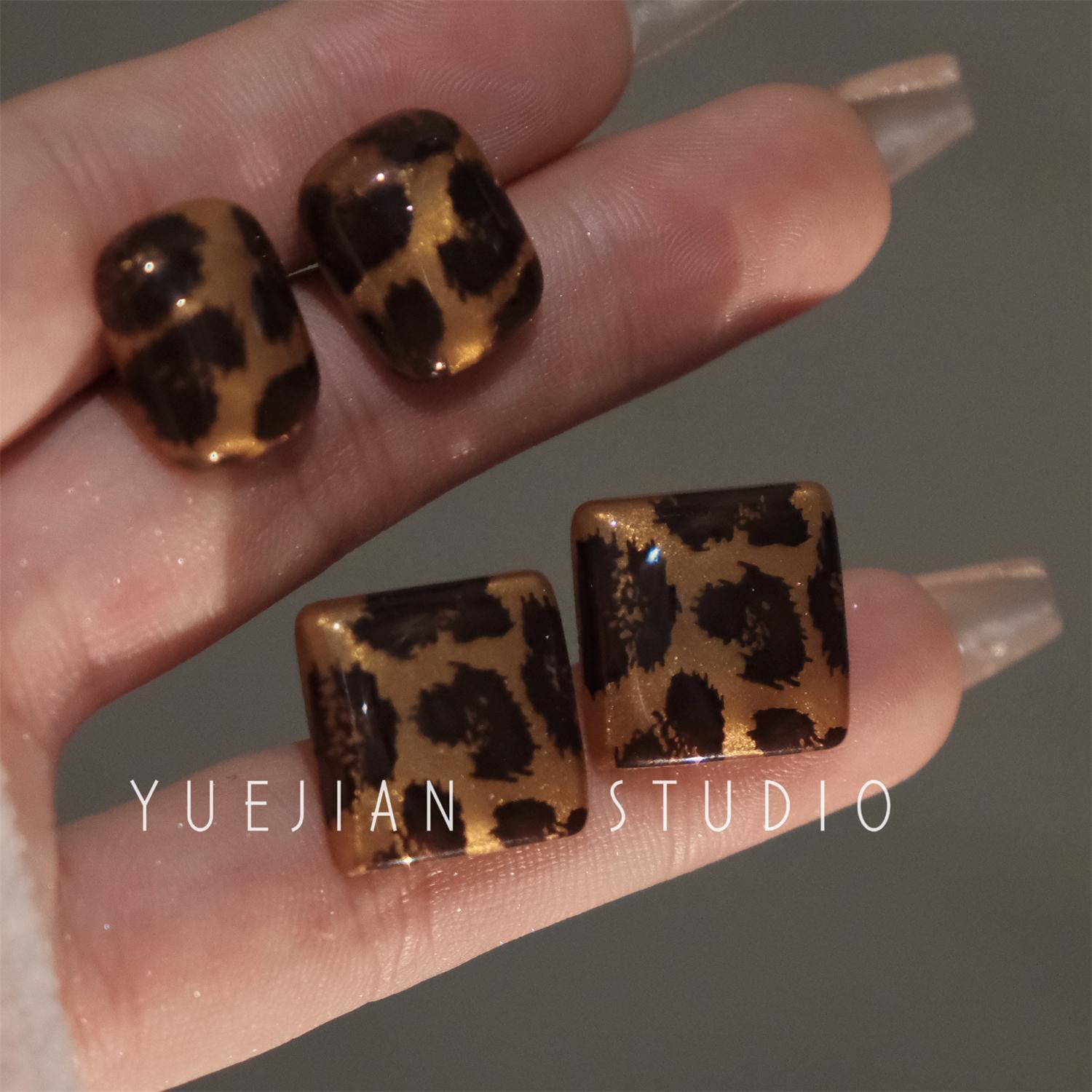 豹纹小方糖~秋冬复古豹纹巨好看耳钉时髦小众设计百搭蚊香盘耳夹