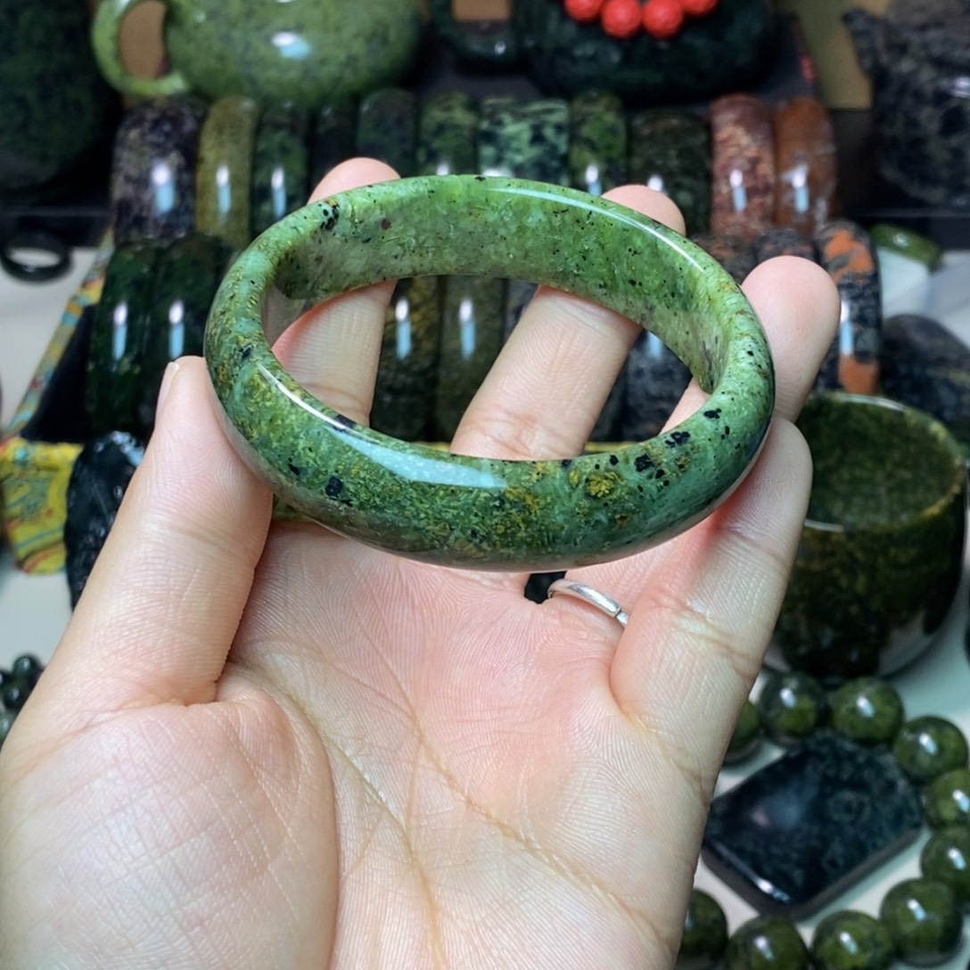 承***承蛇纹石玉未镶嵌项链