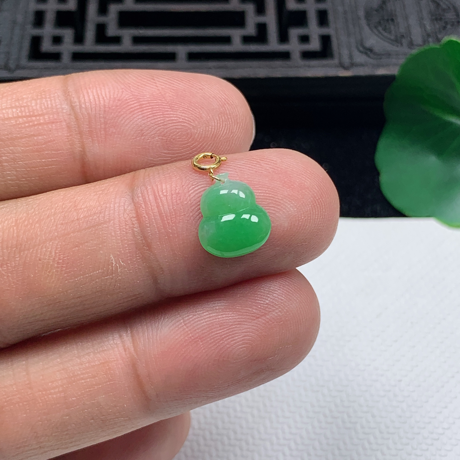 缅甸天然翡翠A货18K金扣精美飘阳绿葫芦小吊坠尺寸10.5*9.3*3mm