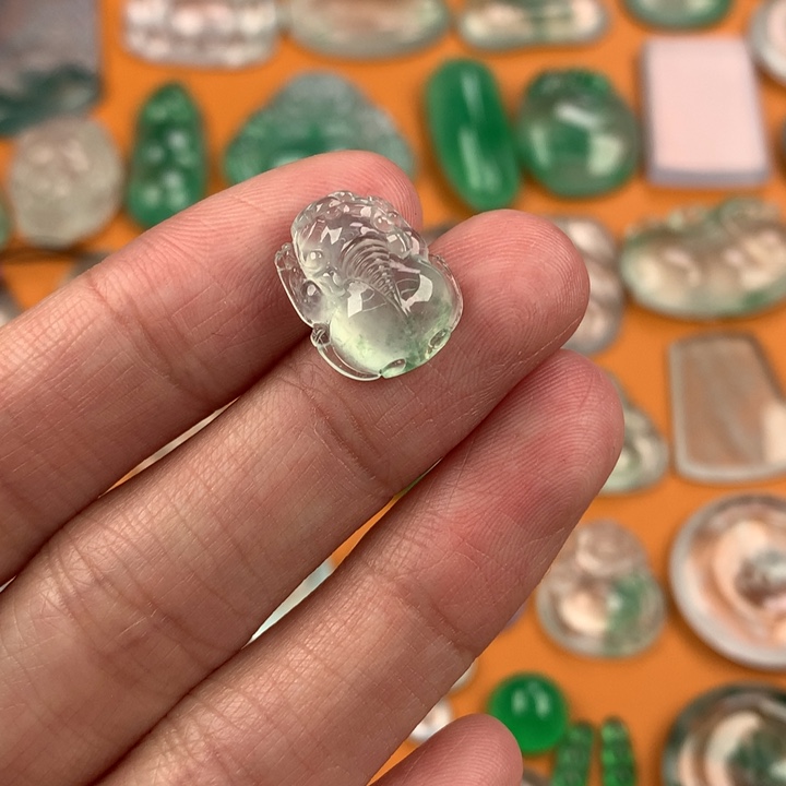 翡翠挂件未镶嵌….