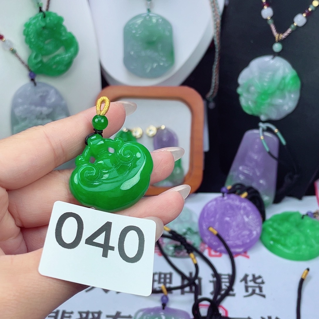 翡翠未镶嵌吊坠(赠链)