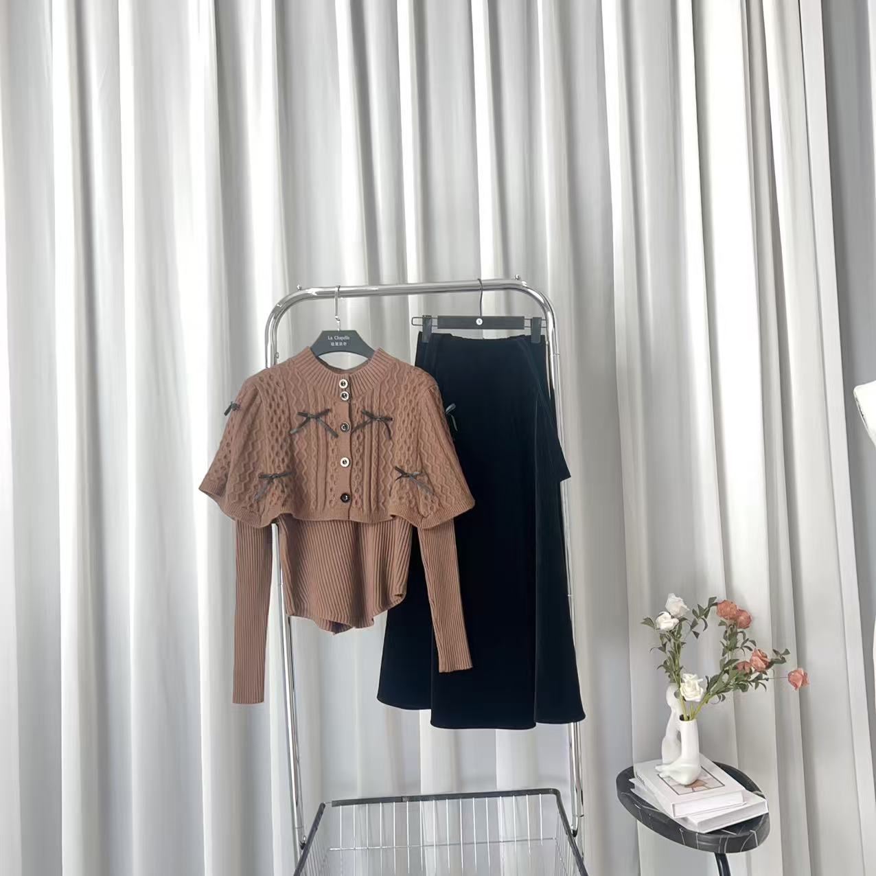 拉夏贝尔2025年秋季新款气质时尚针织显瘦上衣+背带裙 10672 JHD
