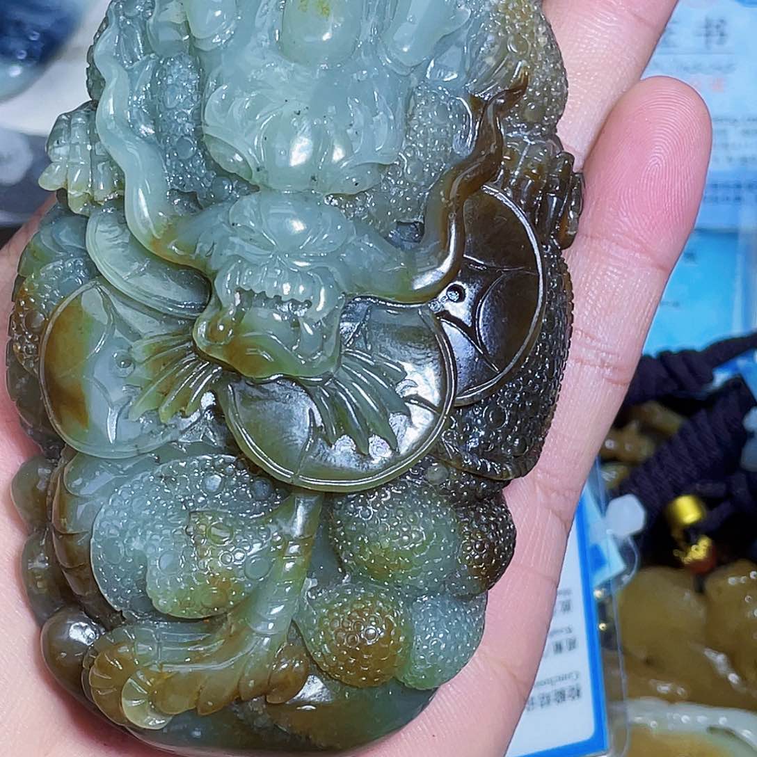 颈饰未镶嵌和田玉雄*