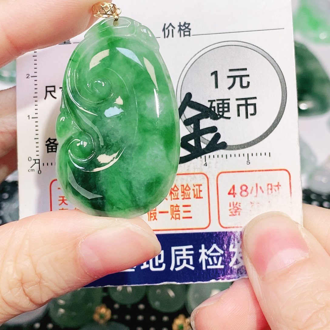 翡翠18K金镶嵌颈饰