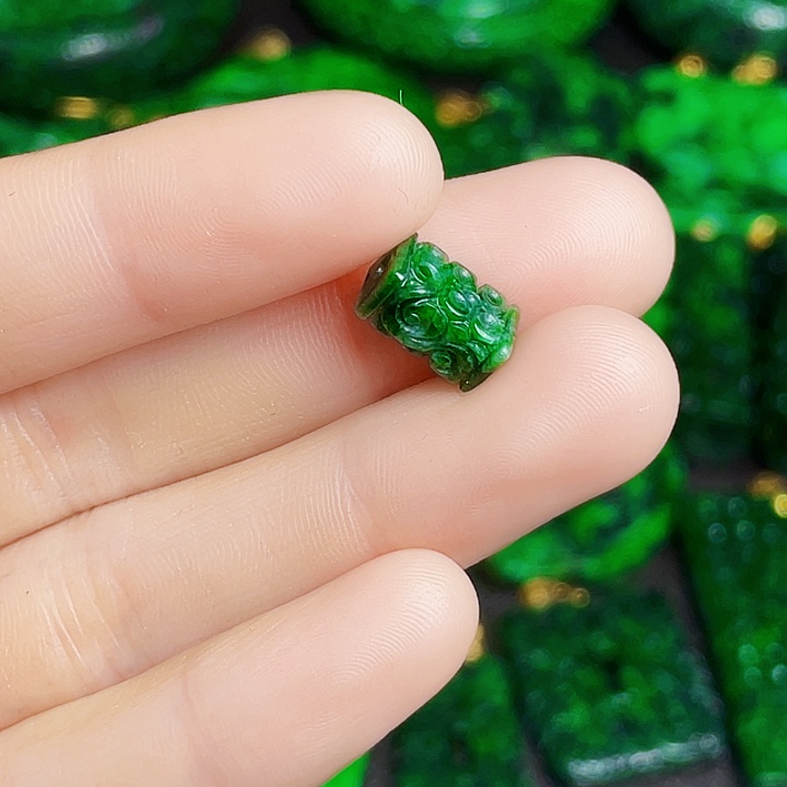 翡翠未镶嵌颈饰多样性