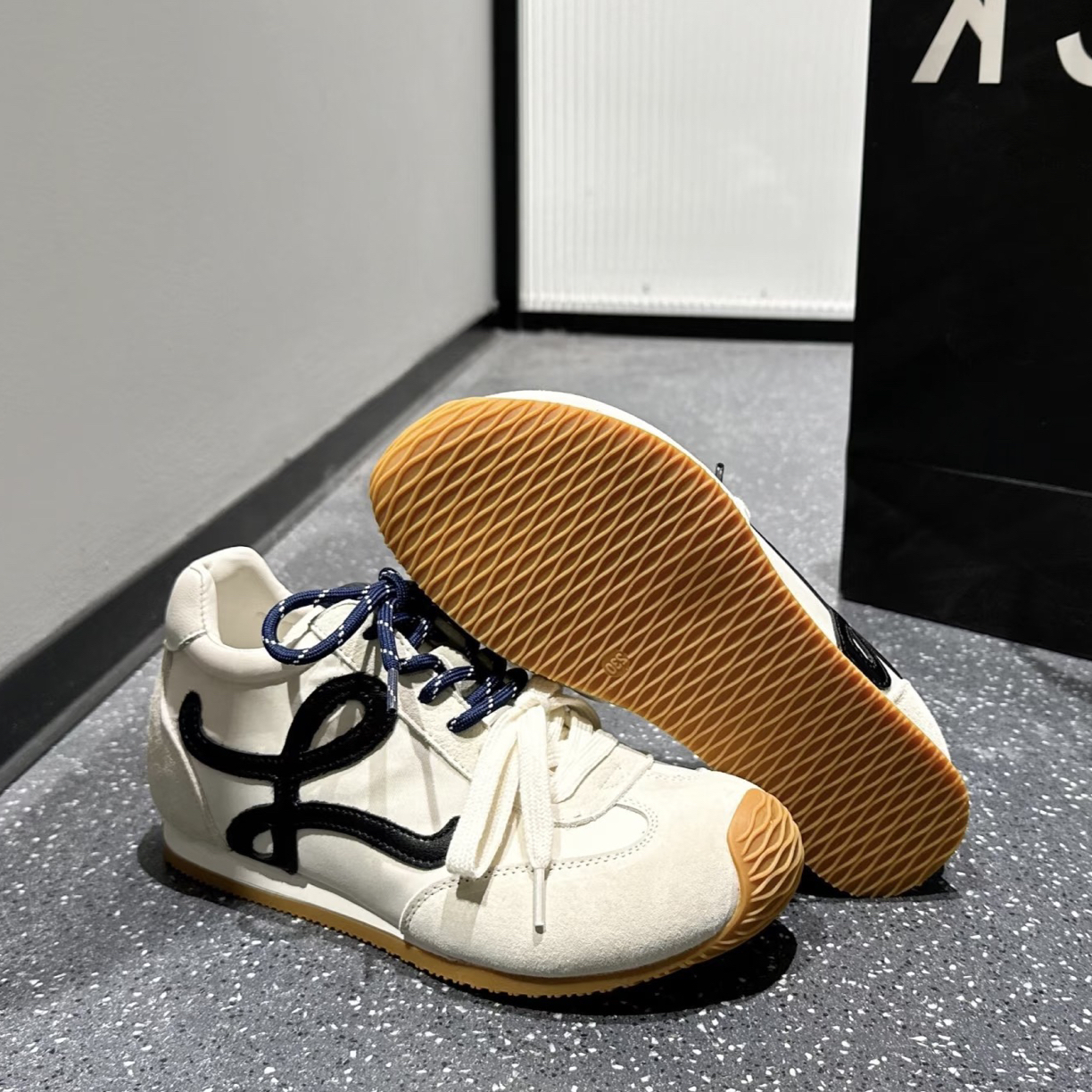 99新 LOEWE/罗意威 款式：LOEWE罗意威白色德训鞋 38码 5107 99新