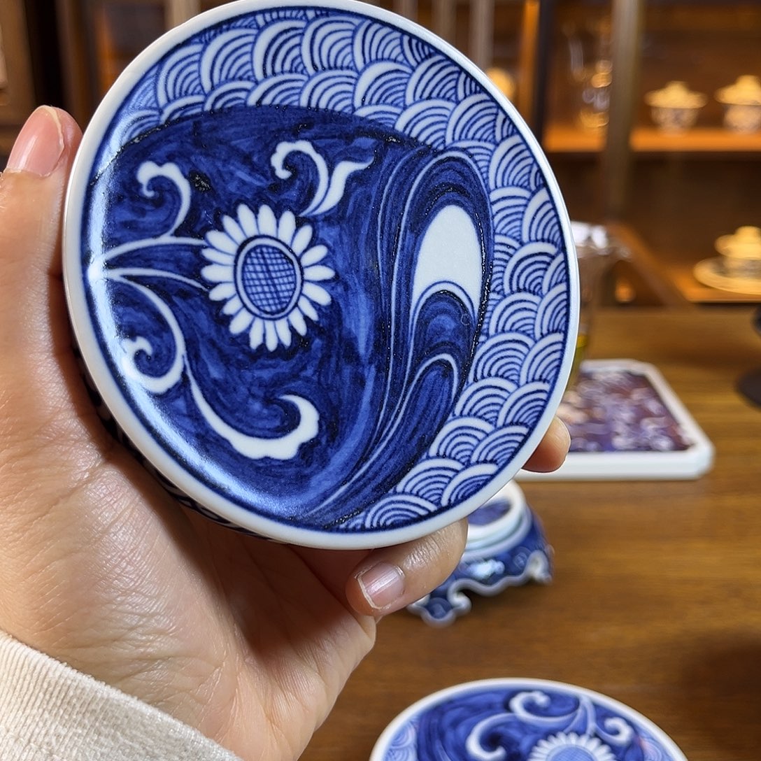 自***牛朝岚夕霞仿至正元青花盖置原矿釉烧制