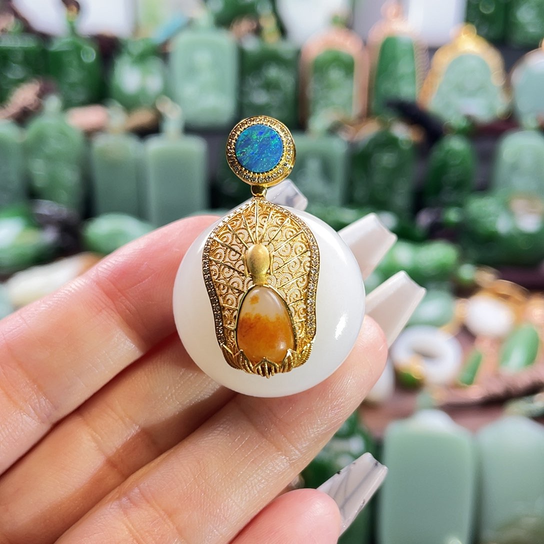 和田玉挂件18K金镶嵌芒**莓