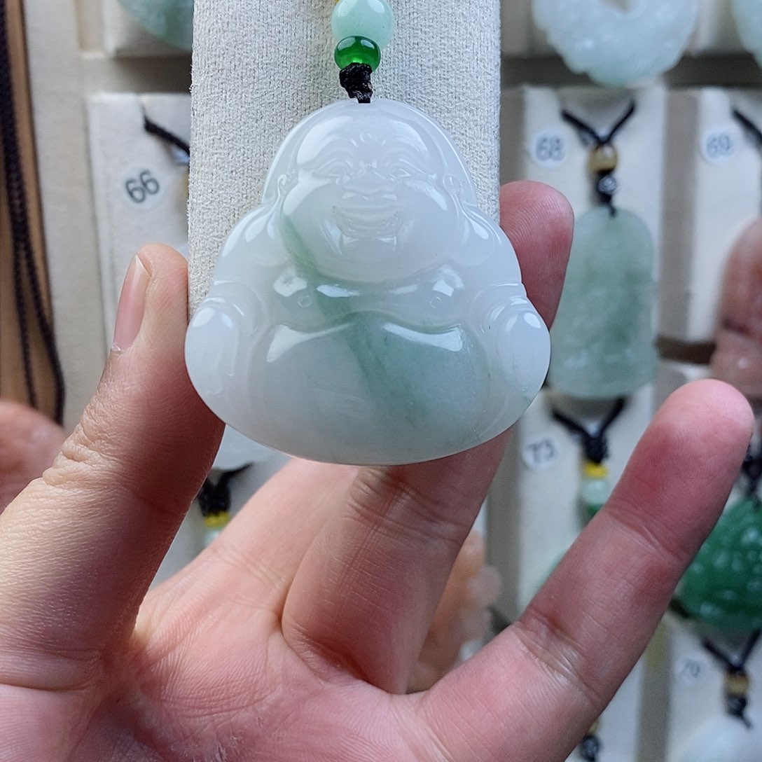 颈饰未镶嵌石英质玉（天山翠）