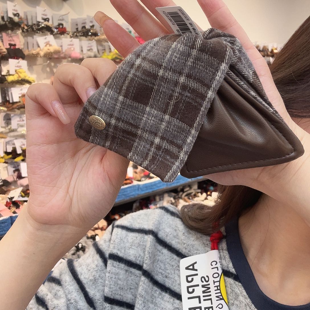布艺铁合金深色三角包
