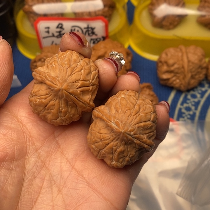 阿***。桃核吊坠瓷娃娃核桃