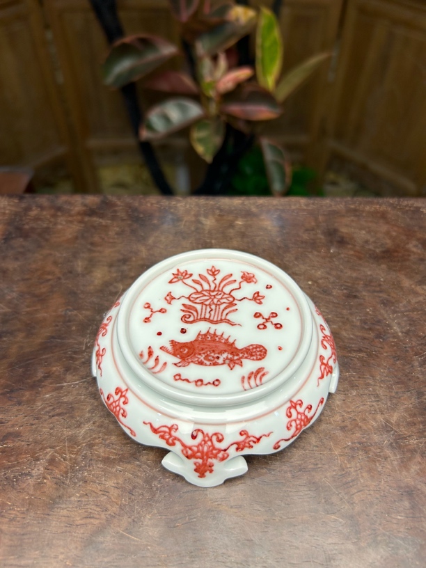 全釉里红鱼藻纹盖置