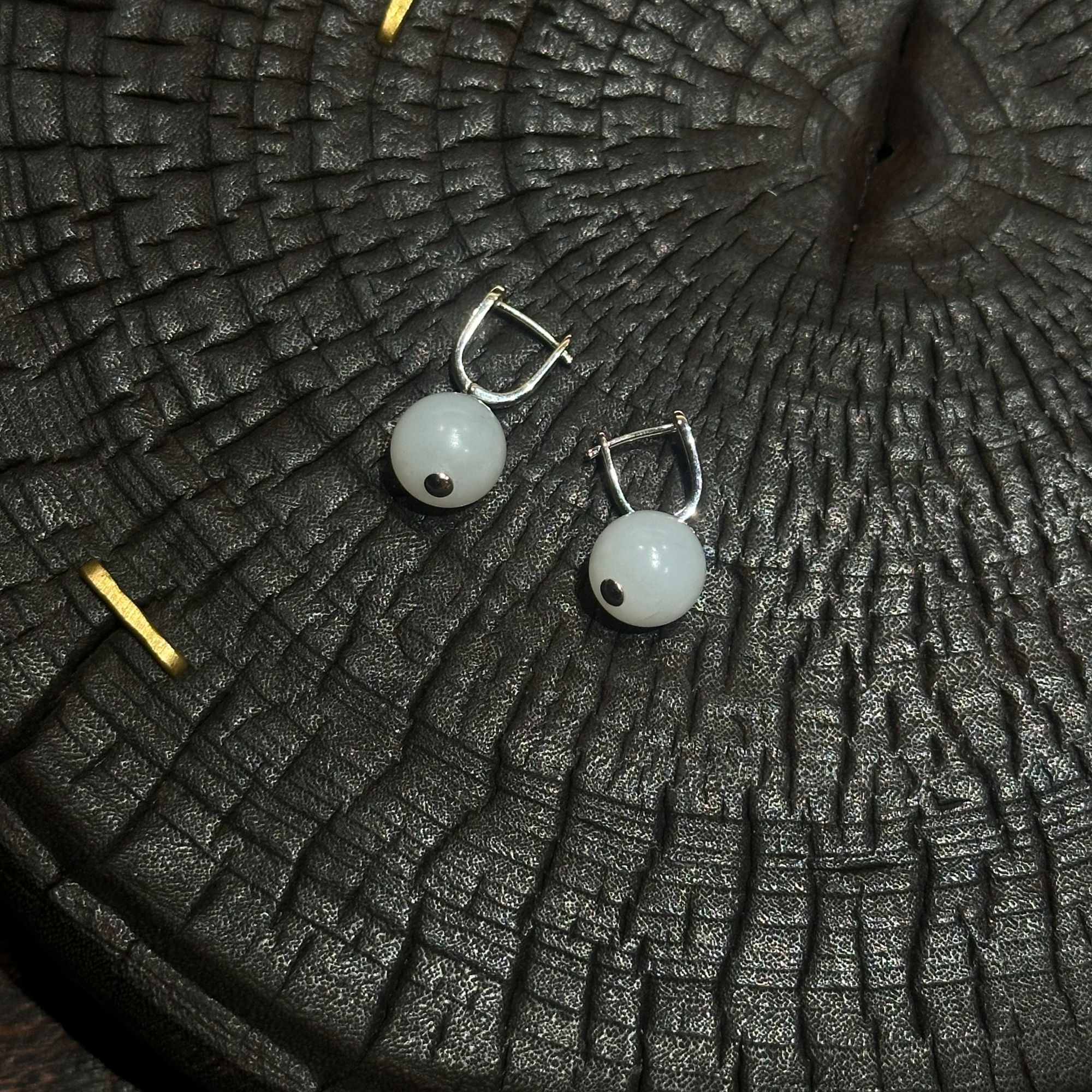 G25122610丨听雪和田玉耳钉  925银多样性发其一