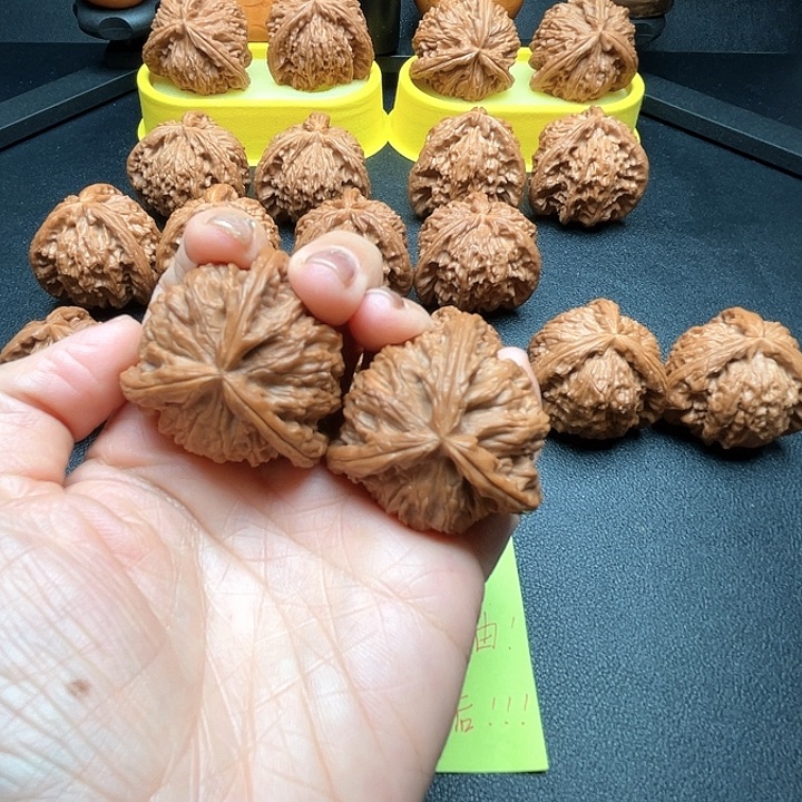 a***.核桃41 白狮子拼接3棱。