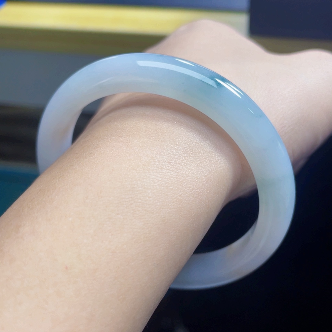 翡翠未镶嵌手镯53圈有纹不退换