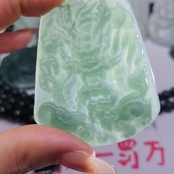 翡翠颈饰未镶嵌天然的A货翡翠